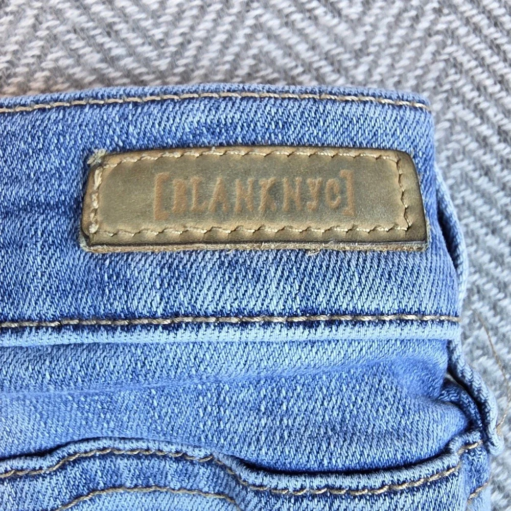 BlankNYC The Essex Classic Cut-Off Distressed Denim Shorts Light Wash 31 82M8144